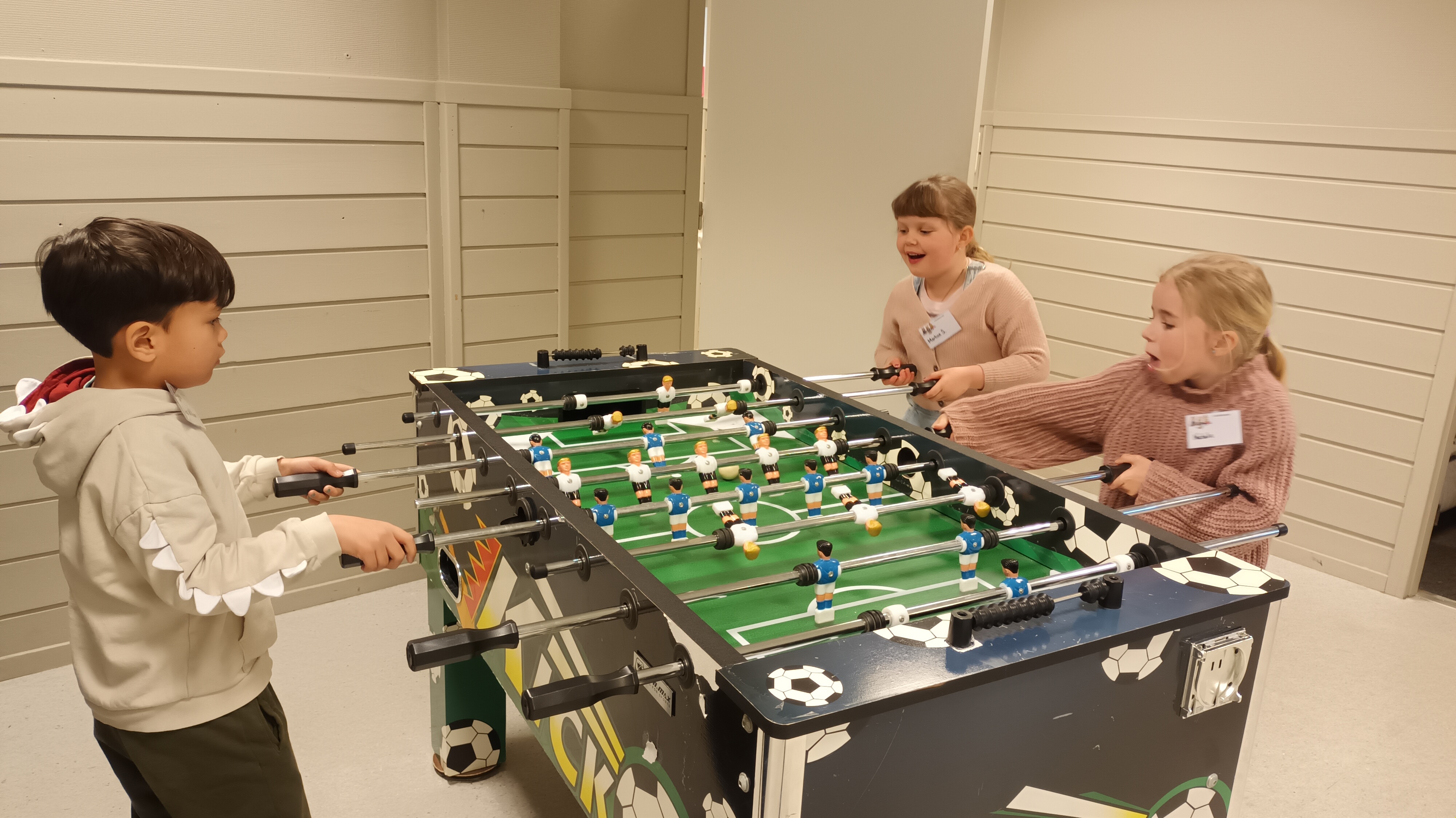 Tre barn som spiller fotballspill